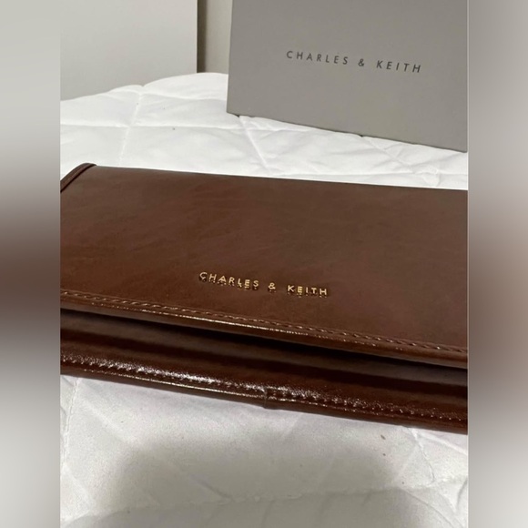 Charles & Keith timeless clutch/ cross body chain bag. Cones with dust bag& box. - Picture 2 of 7